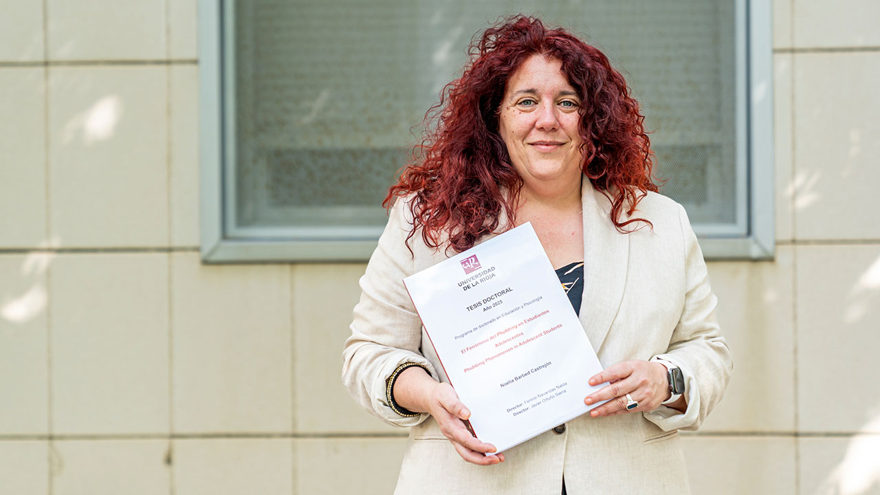 Una tesis defiende la necesidad de implementar estrategias educativas frente al aislamiento social por el móvil