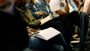 Las microcredenciales buscan la recualificación de la población adulta a través de acciones formativas breves (© Foto de Sincerely Media en Unsplash)