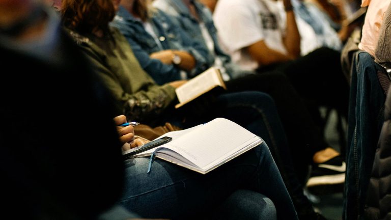 Las microcredenciales buscan la recualificación de la población adulta a través de acciones formativas breves (© Foto de Sincerely Media en Unsplash)