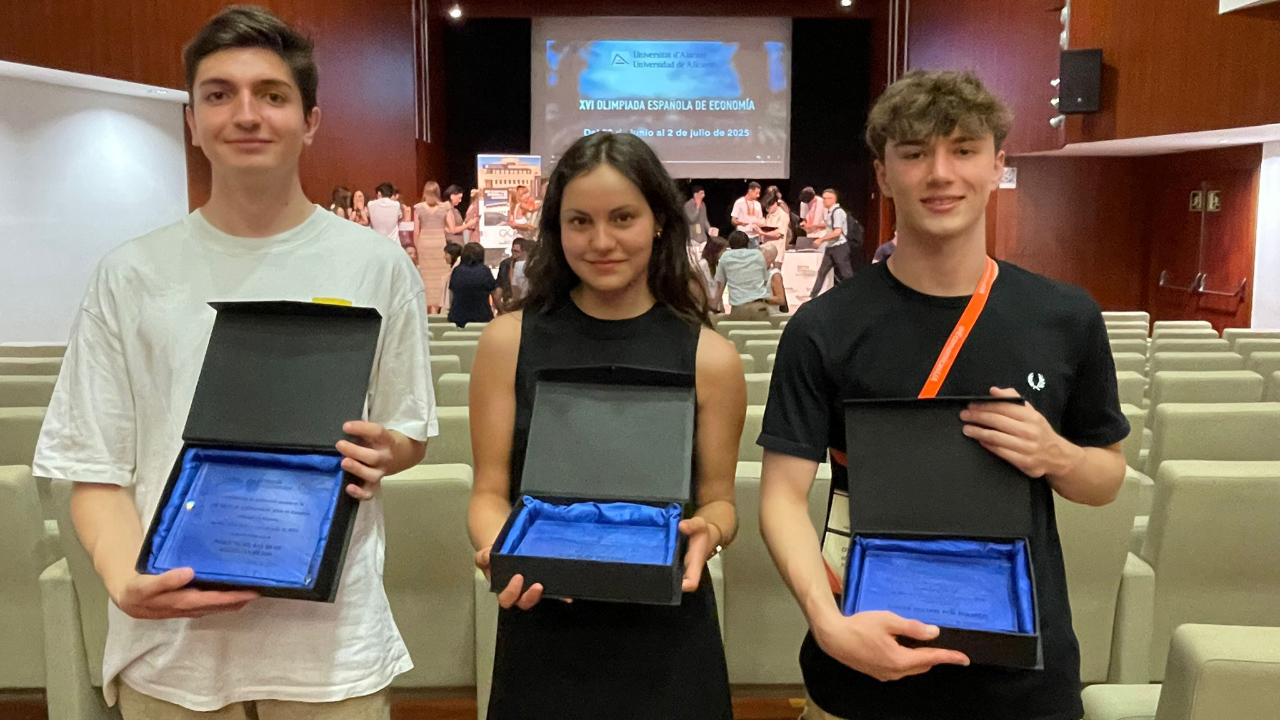 Rafaela Sánchez Olave, del IES Sagasta, ganadora de la competición femenina de la XVI Olimpiada Española de Economía