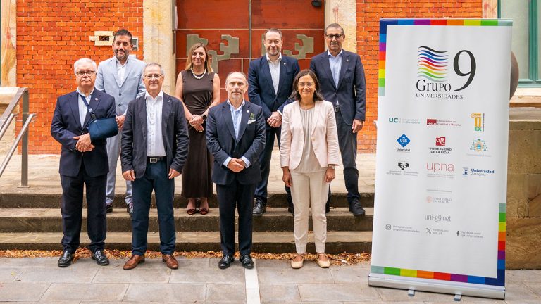 Eva Sanz Arazuri, rectora de la Universidad de La Rioja, segunda por la izquierda en la fila trasera