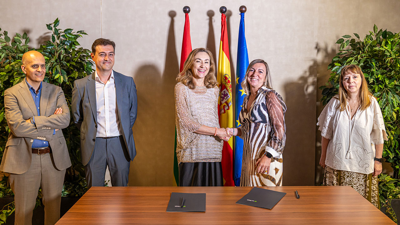 En el centro de la imagen, estrechándose las manos, la consejera María Martín Díez de Baldeón y la rectora Eva Sanz Arazuri