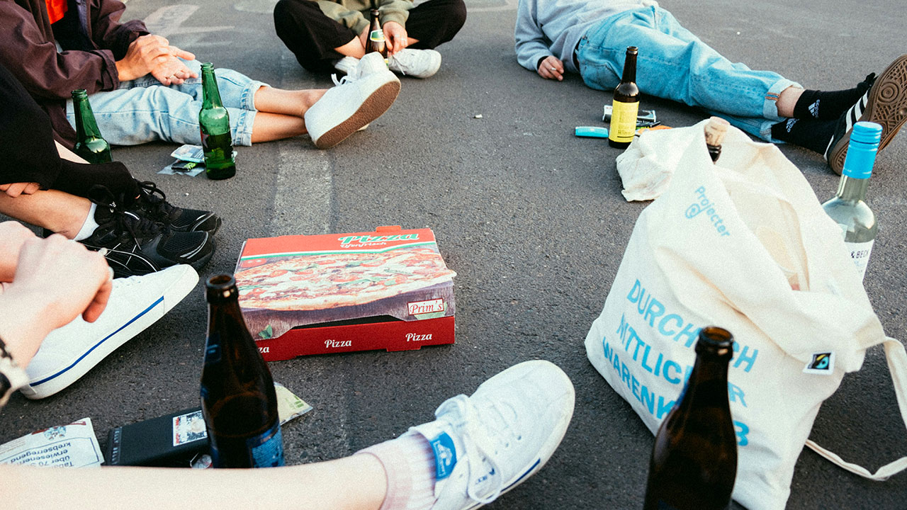 La pandemia redujo el consumo de alcohol en forma de atracón en la mayor parte de los jóvenes