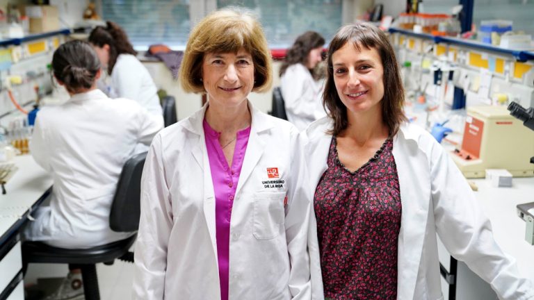 Las investigadoras Carmen Torres y Elena Gómez Sanz, en los laboratorios de la UR