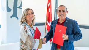 La rectora de la Universidad de La Rioja, Eva Sanz Arazuri, y el presidente del Colegio Profesional de Ingenieros en Informática de La Rioja (CPIIR), Ignacio Lasheras Herrero