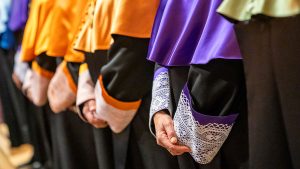 Trajes académicos, con los colores de diferentes facultades, en un acto de apertura de curso anterior