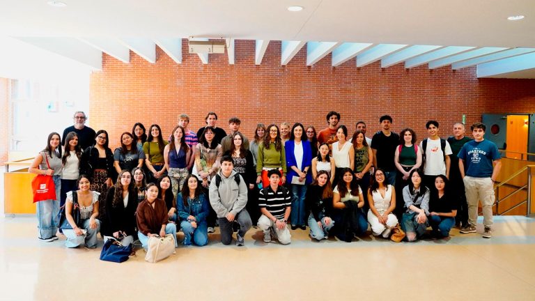 Foto de familia de los estudiantes extranjeros de movilidad internacional incorporados en el primer semestre del curso 2025-2026 en la Universidad de La Rioja