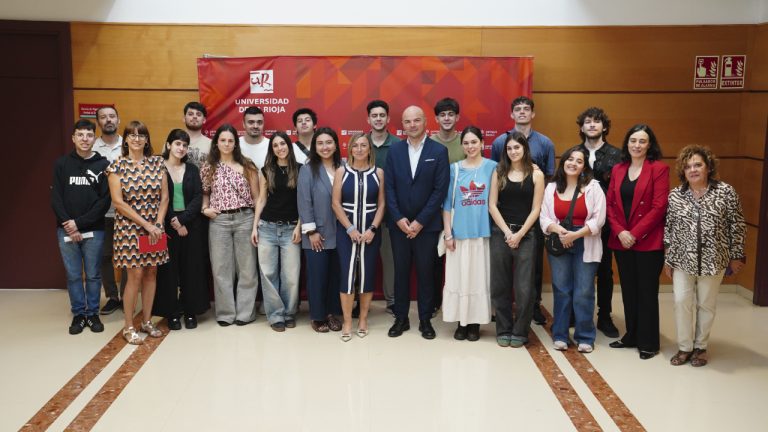 La rectora y parte de su equipo rectoral con los jóvenes argentinos y chilenos del programa También Riojanos