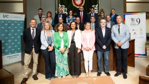 Foto de familia con Eva Sanz Arazuri, tercera por la derecha en la primera fila