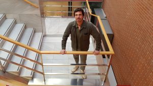 El geógrafo Vicent Molins, autor de 'Ciudad clickbait', en el Edificio Quintiliano de la Universidad de La Rioja