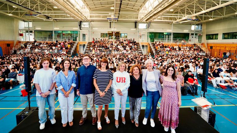 La rectora Eva Sanz, en el centro de la imagen, en el acto de Bienvenida 2025 en el Polideportivo Universitario