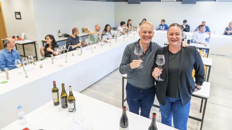 Beth Willand y Tim Atkin, en la sala de catas de la Universidad de La Rioja