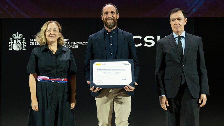 Eduardo Sáenz de Cabezón, recibiendo el premio