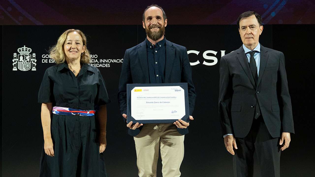 Eduardo Sáenz de Cabezón recibe el Premio CSIC–Fundación BBVA por su contribución a la difusión del conocimiento a la sociedad