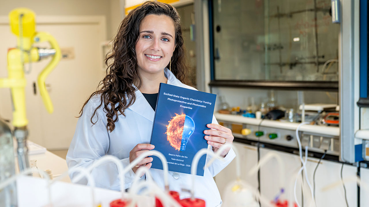 Beatriz Peñín posa con su tesis en los laboratorios del Complejo Científico-Tecnológico