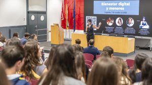 El pasado martes se celebró en la UR el ciclo ‘Bienestar digital y menores’ que abordó la relación entre el uso de tecnologías e internet y la salud mental