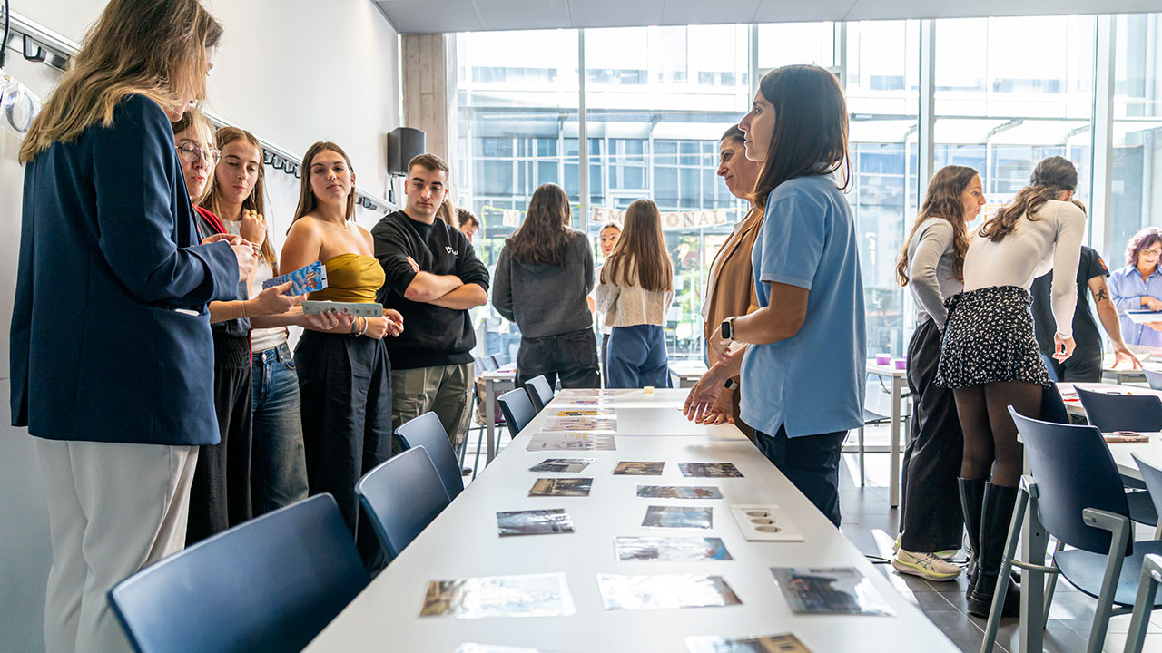Estudiantes del Grado de Enfermería participando en el formativo ‘Enfermería Familiar y Comunitaria en el Grado: visibilizando la práctica profesional desde la universidad’