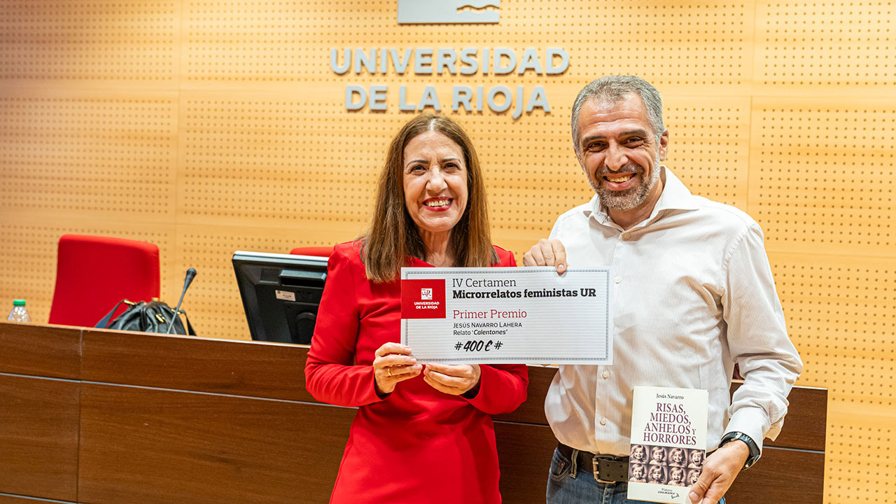 Jesús Navarro Lahera recibe el primer premio del IV Certamen de Microrrelatos Feministas de manos de Remedios Álvarez Terán