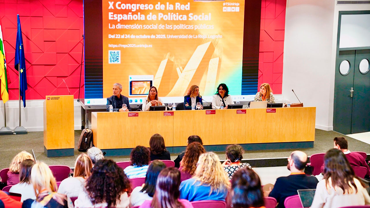 De izquierda a derecha, José Antonio Nogueira, directora general de Servicios Sociales e Instituto de Igualdad del Gobierno de La Rioja, Marta Gómez; la rectora Eva Sanz; la concejala de Políticas de Familia, Sociales y Discapacidad del Ayuntamiento de Logroño, Patricia Sainz; y la profesora Esther Raya