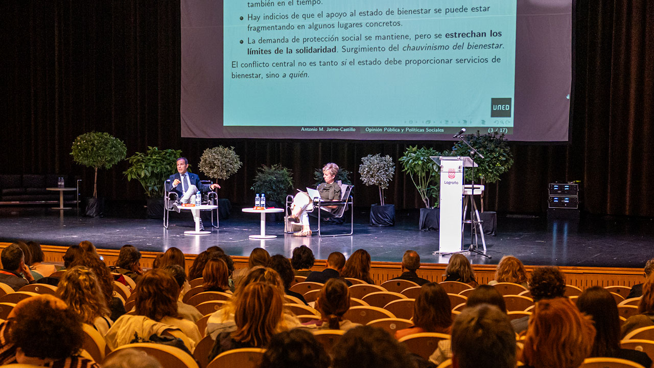 Antonio Manuel Jaime-Castillo en la ponencia marco moderada por Mariola Urrea