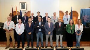 Carlos Mayoral Hernández, gerente de la Universidad de La Rioja, cuarto por la izquierda en la fila del fondo