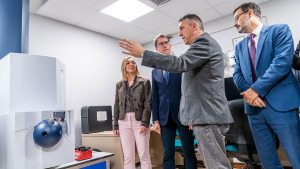 La rectora Eva Sanz, el presidente Gonzalo Capellán y el consejero Alberto Galiana siguen las explicaciones de Ernesto Garrido, director del Servicio de Laboratorios