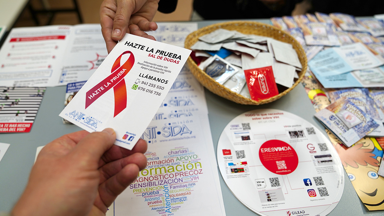 Mesa-Concienciacion-VIH-Unirioja