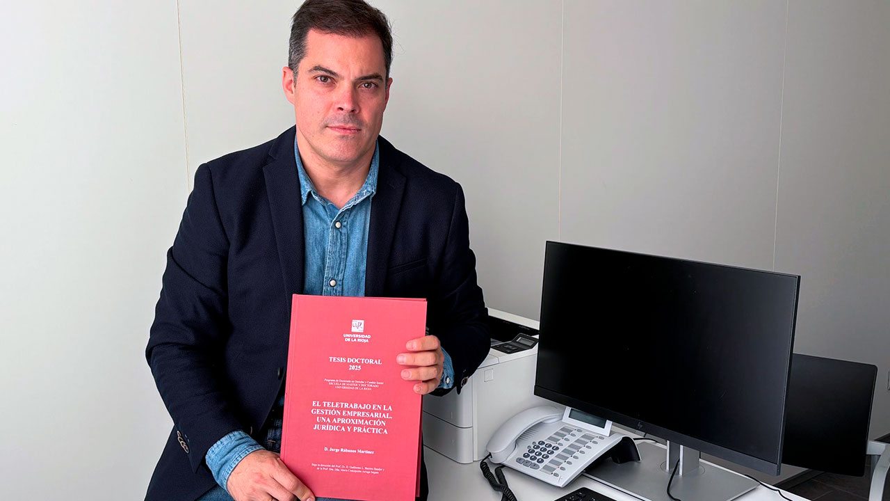 El doctor Jorge Rábanos posa con el volumen de su tesis