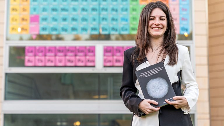 Alba Sorroche Ezquerro posa con el volumen de su tesis