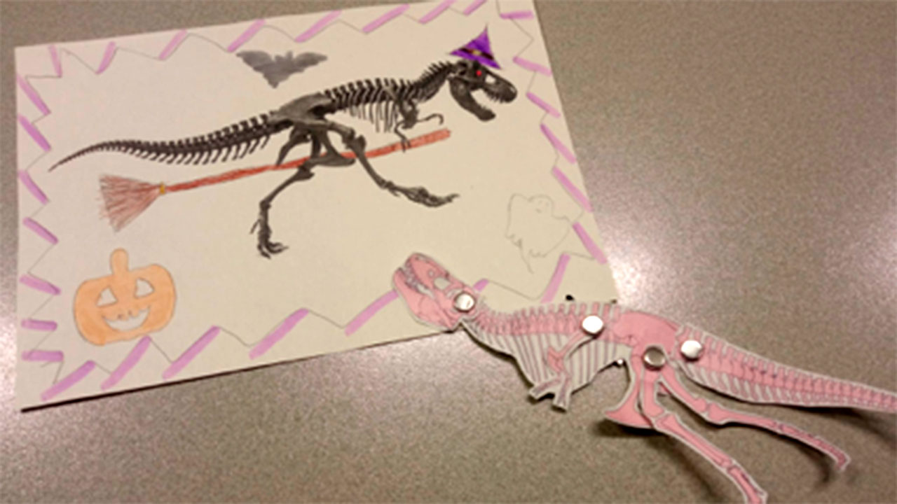 Los 'peques' de UR Talent crean sus propios 'monstruosaurios' de Halloween