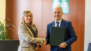 Eva Sanz Arazuri, rectora de la Universidad de La Rioja, y Ricardo Mairal Usol, rector de la UNED (© Laura Hurtado)