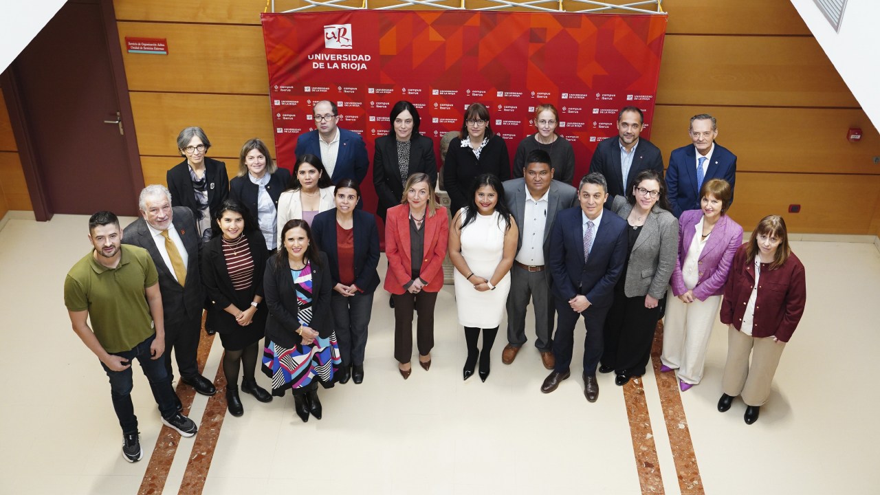 Recepción de las delegaciones participantes en la final de Tesis en 3 Minutos Internacional