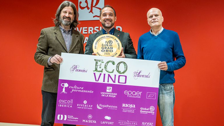 De izquierda a derecha, Íñigo Crespo, de Cultura Permanente; Eduardo Fonseca, vicerrector de Política Científica; y el profesor Antonio Palacios