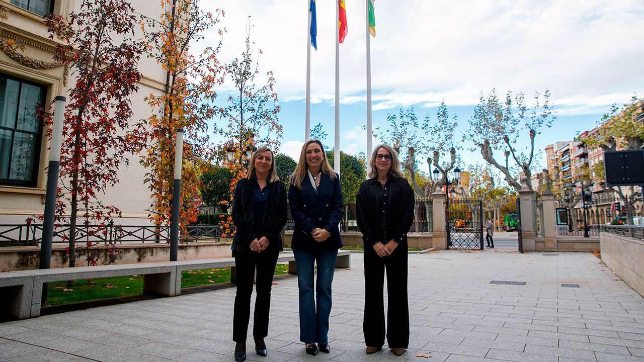 De izquierda a derecha, la rectora Eva Sanz, la consejera Belinda León y la directora general Paula Simón