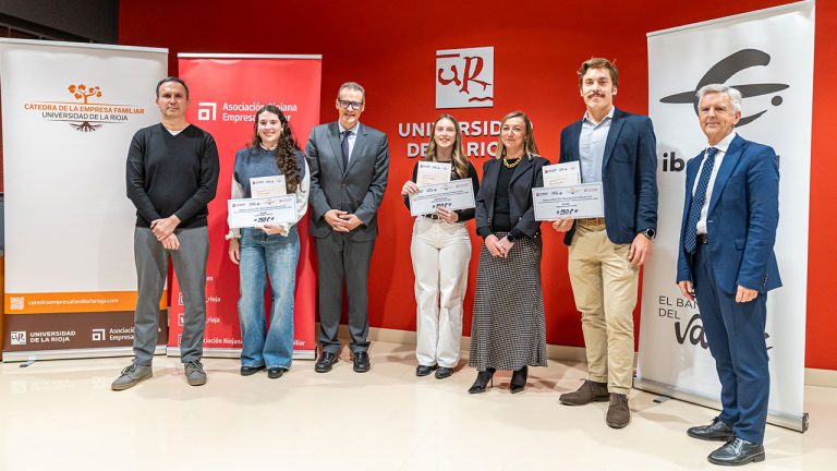 Los ganadores de los Premios a los Mejores TFG-TFM junto a la rectora y representantes de entidades patrocinadoras