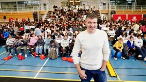 Eloy Moreno, ante los cerca de 700 adolescentes que llenaban el polideportivo de la UR