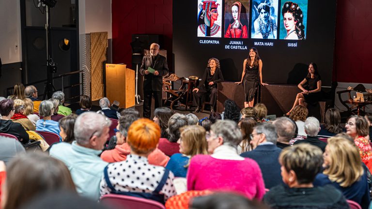 El Grupo de Teatro La Garnacha ha cerrado la Semana Cultural 'Valle de la Lengua' con el montaje de 'Mujeres. Teatro a la carta'