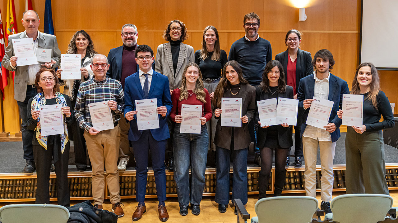 Mario Tola y Anne Fulgencio reciben los premios a los mejores expedientes en GADE y Turismo de la Facultad de Ciencias Empresariales de la Universidad de La Rioja