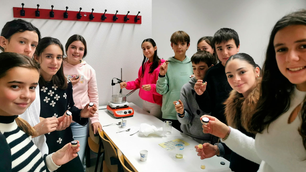Estudiantes de UR Talent en una de las dos sesiones dedicadas a la química cosmética