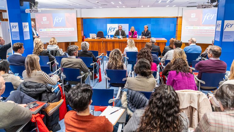 Eduardo Fernández, secretario de la FER, Eva Sanz, rectora de la UR, y Juan Antonio Fernández-Velilla Hernández, presidente del Consejo Social de la UR