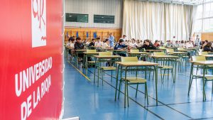 Estudiantes antes de la PAU en el Polideportivo Universitario en la convocatoria de junio de 2025
