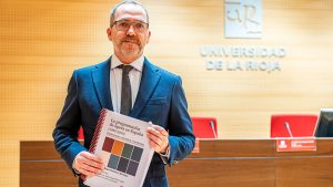 Miguel Ángel Martínez Martínez posa con el volumen de su tesis