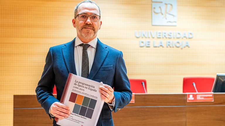 Miguel Ángel Martínez Martínez posa con el volumen de su tesis