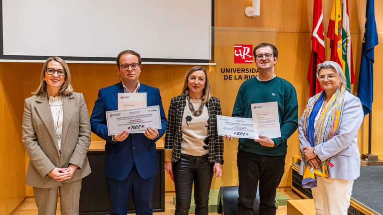 De izquierda a derecha, la directora general Pilar Simón; Ander Baños, graduado en Derecho; la rectora Eva Sanz, Eduardo Landa, graduado en Relaciones Laborales y Recursos Humanos; y Concha Arruga, directora de la Cátedra de Diálogo Social y Negociación Colectiva