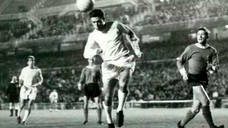 Ramón Grosso disputando un balón en un partido de fútbol (© Real Madrid)