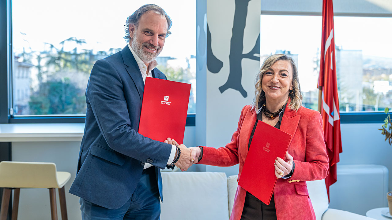 Ramón Grosso (hijo), presidente de la Fundación Ramón Grosso, y la rectora Eva Sanz Arazuri