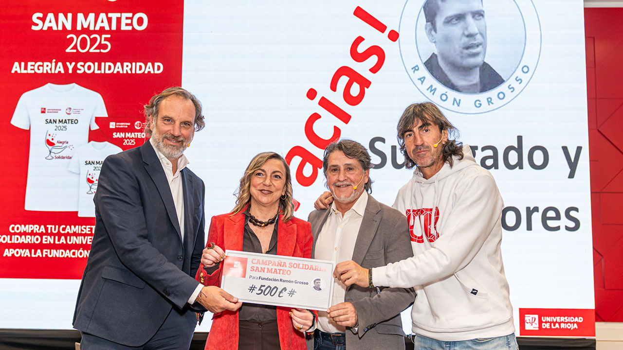 Ramón Grosso (hijo), la rectora Eva Sanz, Raúl Ruiz y José Emilio Amavisca en la entrega del cheque solidario por la iniciativa de camisetas de San Mateo