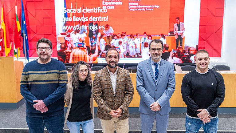 De izquierda a derecha, Jorge Lorenzo, cocoordinador del VI Concurso 'Experimenta en casa', Isabel del Pueyo, responsable de la UCC+i, el vicerrector Eduardo Fonseca, el viceconsejero Miguel Ángel Fernández Torroba y Alberto Magreñán, cocoordinador del VI Concurso 'Experiementa en casa'