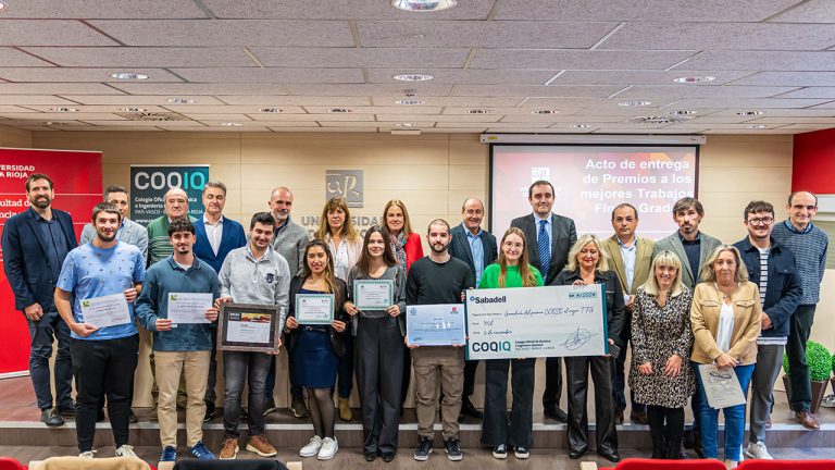 Foto de familia de los premiados por la Facultad de Ciencia y Tecnología por su TFG del curso 2024-2025