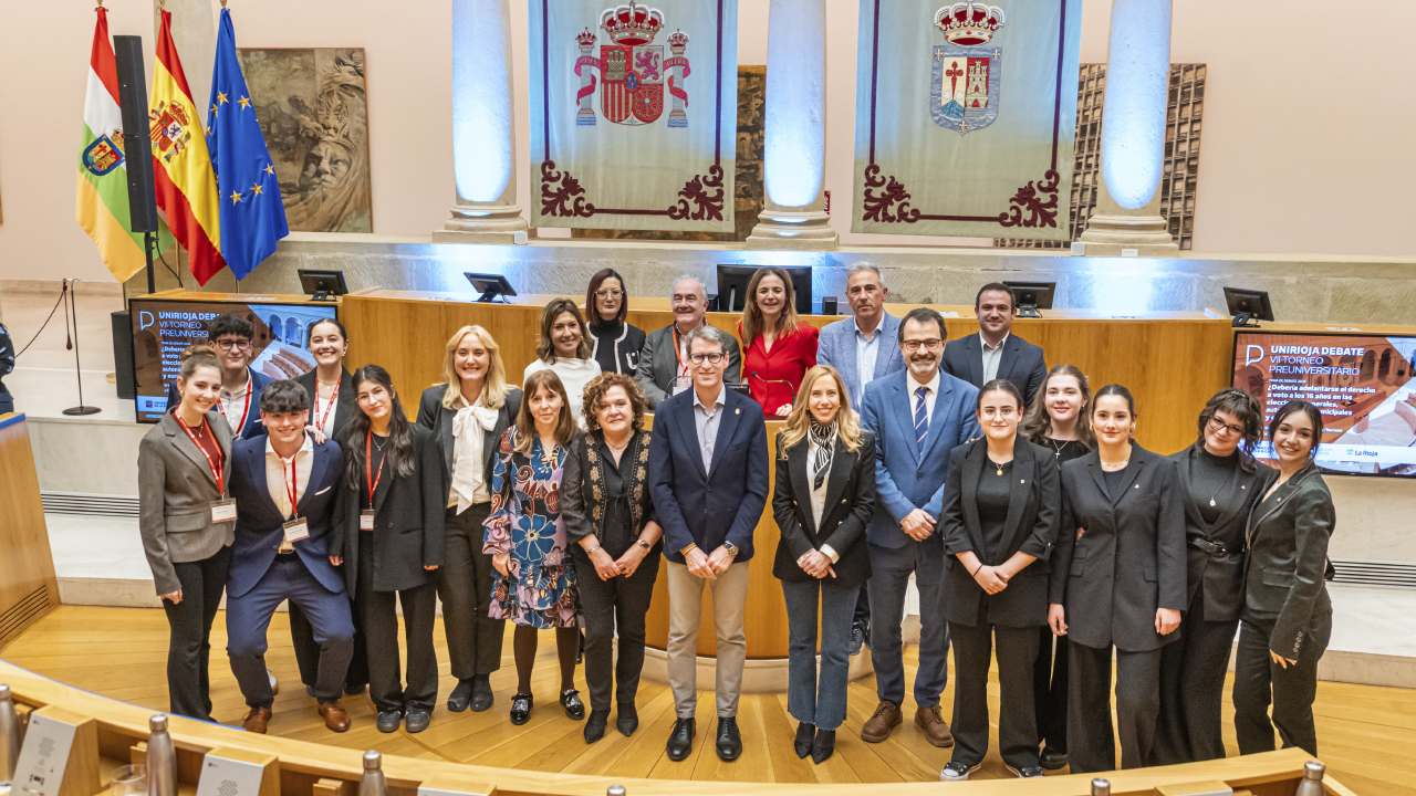 Los equipos del IES Quintiliano y de Maristas, junto a los miembros del jurado y las autoridades que presenciaron la final del VII Torneo de Debate Preuniversitario